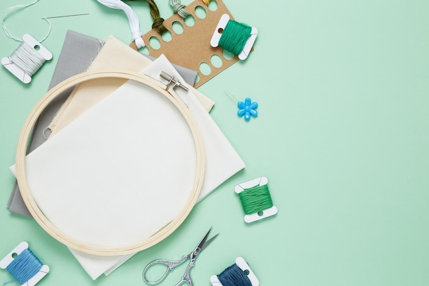 Zestaw haftów ukazany w aranżacji